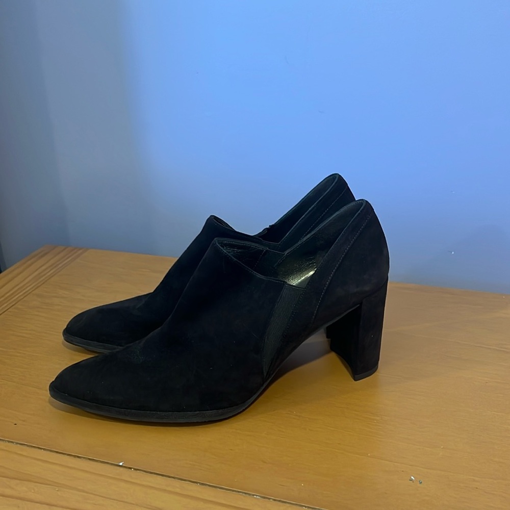 Stuart Weitzman Suede Shoes Low heel, size 9 (brown). Used, excellent condition